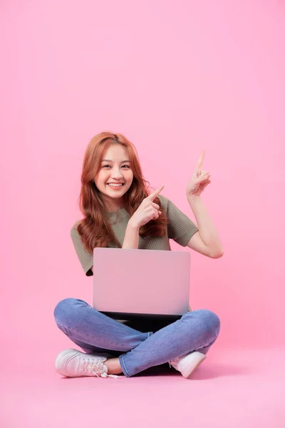 Giovane Donna Asiatica Seduta Utilizzando Computer Portatile Sfondo Rosa — Foto Stock