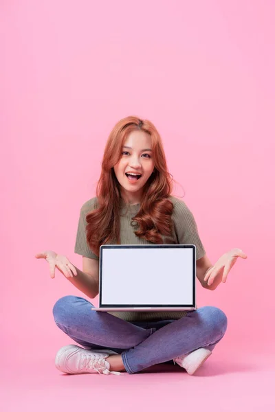 아시아인 매력적 아름다운 컴퓨터 자신감 흥분되고 붙잡고 사람들 인터넷 고립되어 — 스톡 사진