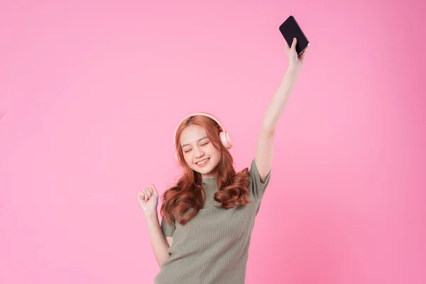 Jovem Mulher Asiática Usando Smartphone Ouvir Música Fundo Rosa — Fotografia de Stock