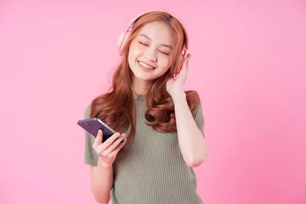 Mujer Asiática Joven Usando Smartphone Escuchando Música Sobre Fondo Rosa — Foto de Stock