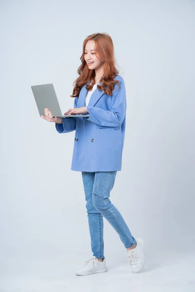 Giovane Donna Affari Asiatica Utilizzando Computer Portatile Sfondo Bianco — Foto Stock