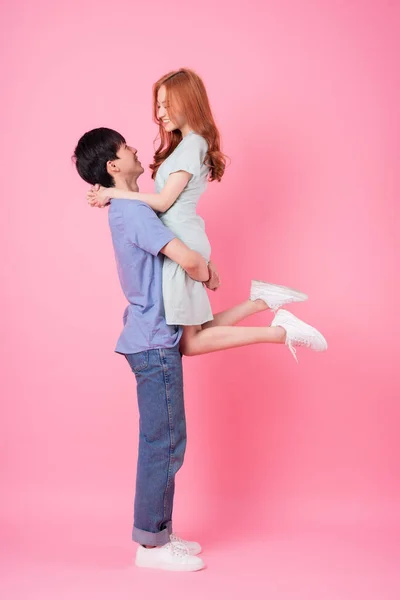 Jong Aziatisch Paar Poseren Roze Achtergrond — Stockfoto