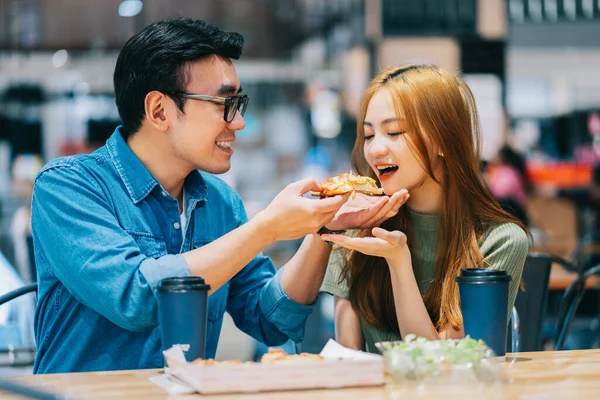 Junges Asiatisches Paar Beim Gemeinsamen Mittagessen Café — Stockfoto
