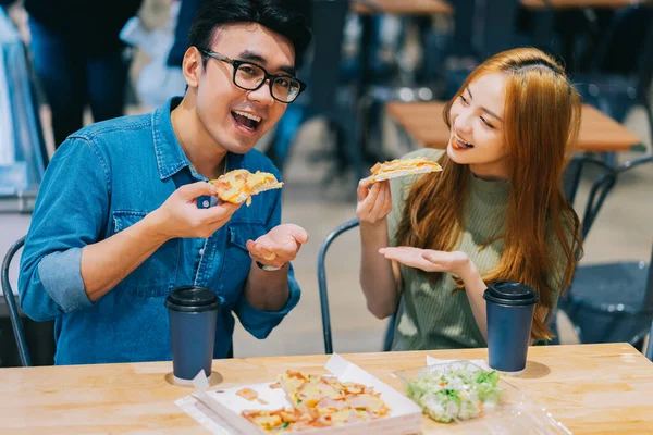 Joven Pareja Asiática Almorzando Juntos Cafetería — Foto de Stock