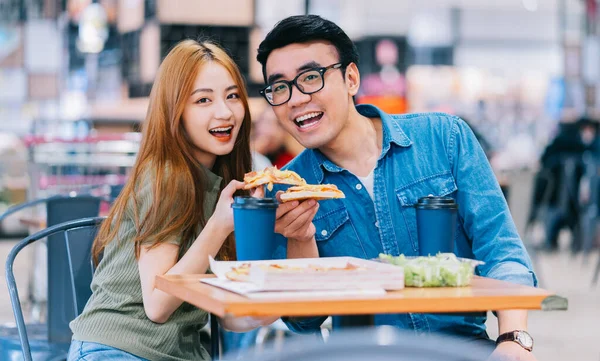Młoda Azjatycka Para Razem Lunch Kawiarni — Zdjęcie stockowe