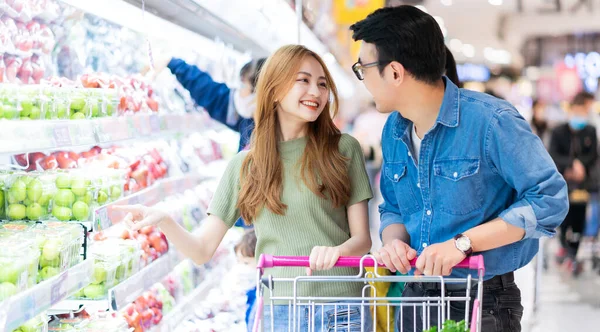 Asiatico Sposi Shopping Generi Alimentari Nel Supermercato — Foto Stock