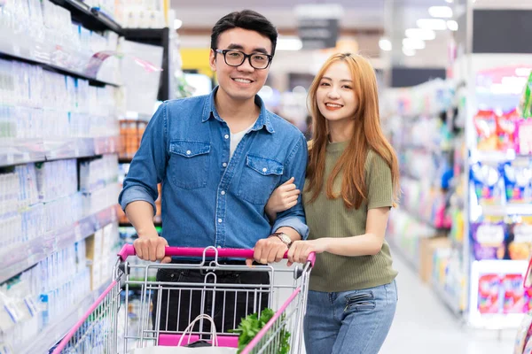 Asiatico Sposi Shopping Generi Alimentari Nel Supermercato — Foto Stock