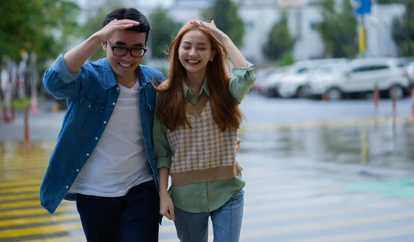 Young Asian Couple Walking Rain — Stock Photo, Image