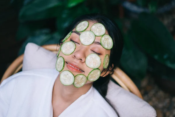 Wanita Asia Muda Yang Cantik Mengenakan Masker Mentimun — Stok Foto