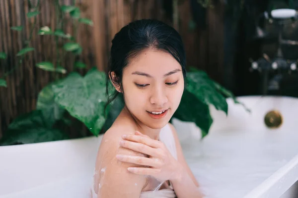 Wanita Asia Muda Yang Cantik Sedang Bersantai Kamar Mandi — Stok Foto