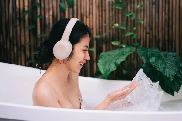 Hermosa Joven Asiática Mujer Relajante Baño — Foto de Stock