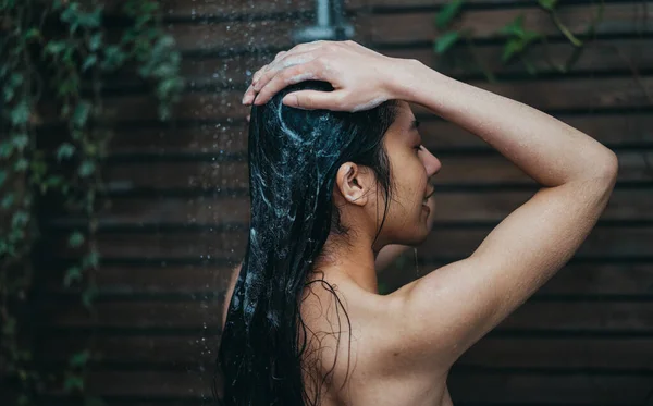 Gyönyörű Fiatal Ázsiai Pihentető Zuhanyozás Közben — Stock Fotó
