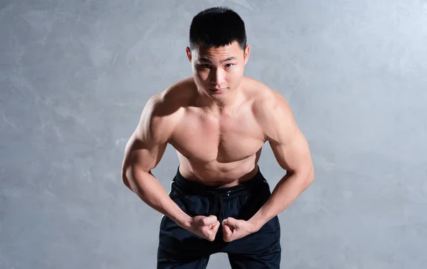 Muscular Asiático Homem Posando Fundo Cinza — Fotografia de Stock