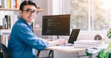 Ofiste çalışan genç Asyalı programcı