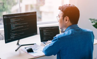 Ofiste çalışan genç Asyalı programcı