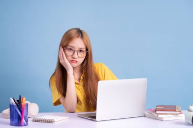 Genç Asyalı öğrenci konsept okuyor