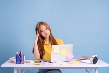 Genç Asyalı öğrenci konsept okuyor