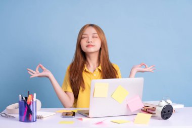 Genç Asyalı öğrenci konsept okuyor