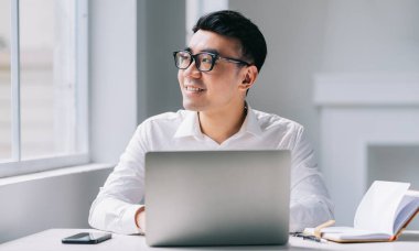 Ofiste çalışan genç Asya iş adamı