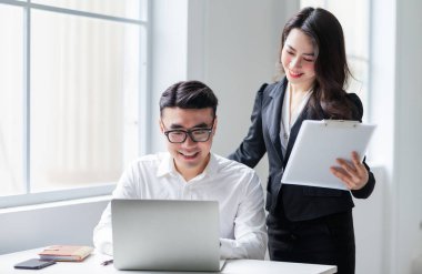 Ofiste çalışan iki Asyalı iş adamı