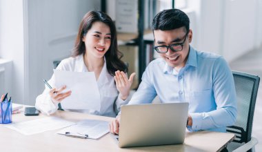 Ofiste çalışan iki Asyalı iş adamı