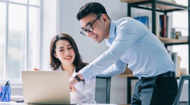 Ofiste çalışan iki Asyalı iş adamı