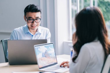 Ofiste çalışan iki Asyalı iş adamı