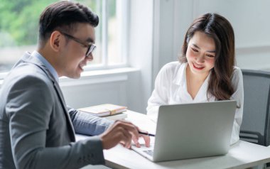 Ofiste çalışan iki Asyalı iş adamı