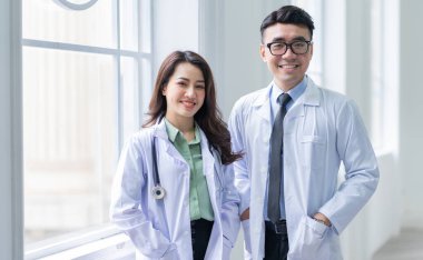 Asyalı erkek ve kadın doktorun görüntüsü