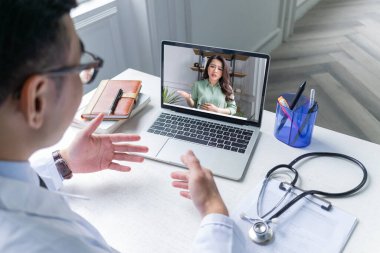 Asyalı doktorlar, hastalar için tele-sağlık cihazları, tele-sağlık konsepti, video çağrısı yoluyla