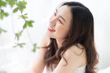 Sabahları genç ve güzel Asyalı bir kadının görüntüsü.