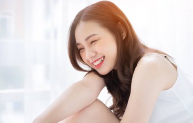 Sabahları genç ve güzel Asyalı bir kadının görüntüsü.