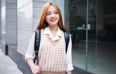 Genç Asyalı kadın işe gidiyor.