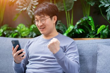 Genç Asyalı işadamı evde