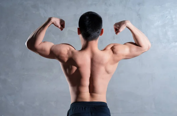 Muscular Asiático Hombre Posando Sobre Gris Fondo —  Fotos de Stock