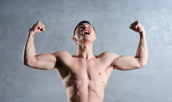 Muskulöse Asiatische Mann Posiert Auf Grauem Hintergrund — Stockfoto