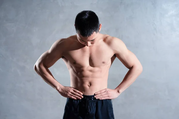Muscular Asiático Homem Posando Fundo Cinza — Fotografia de Stock
