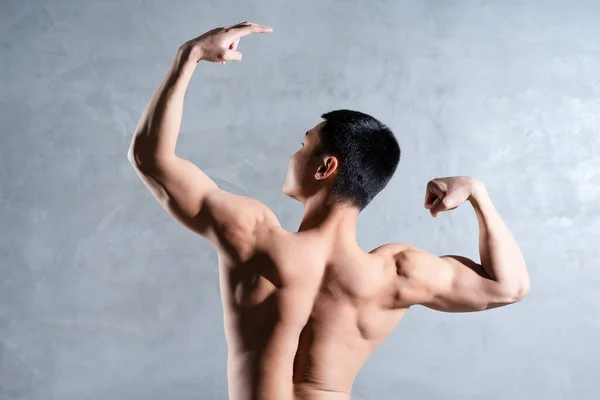 Musclé Asiatique Homme Posant Sur Fond Gris — Photo