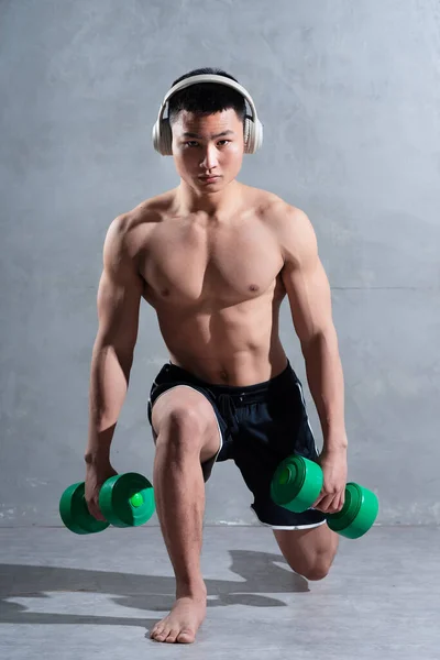 Muscolare Asiatico Uomo Posa Sfondo Grigio — Foto Stock
