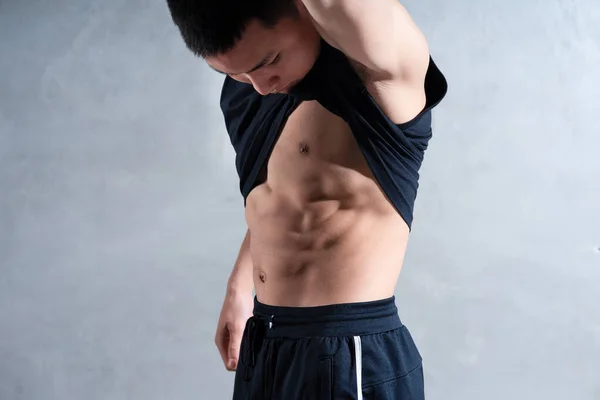 Muscular Asiático Hombre Posando Sobre Gris Fondo —  Fotos de Stock