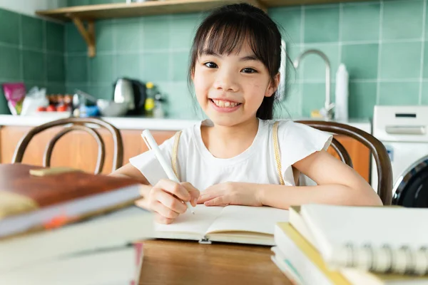 Ασιατικό Παιδί Σπουδάζει Στο Σπίτι — Φωτογραφία Αρχείου