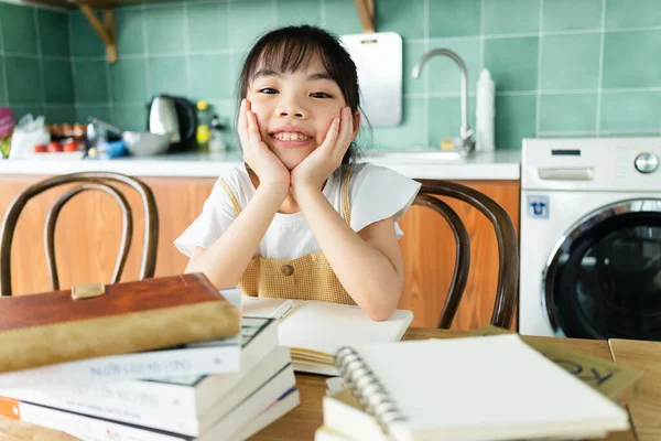 Ασιατικό Παιδί Σπουδάζει Στο Σπίτι — Φωτογραφία Αρχείου
