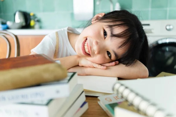 집에서 공부하는 아시아인 어린이 — 스톡 사진