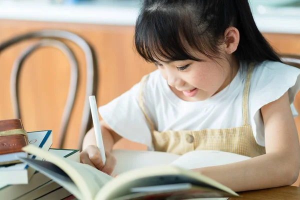 집에서 공부하는 아시아인 어린이 — 스톡 사진