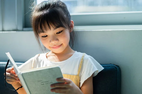 Aziatisch Kind Lezen Boek Thuis — Stockfoto