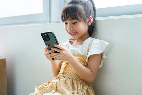 Asiatico Bambino Utilizzando Smartphone Casa — Foto Stock