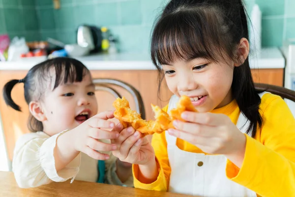 Evde iki Asyalı çocuğun portresi