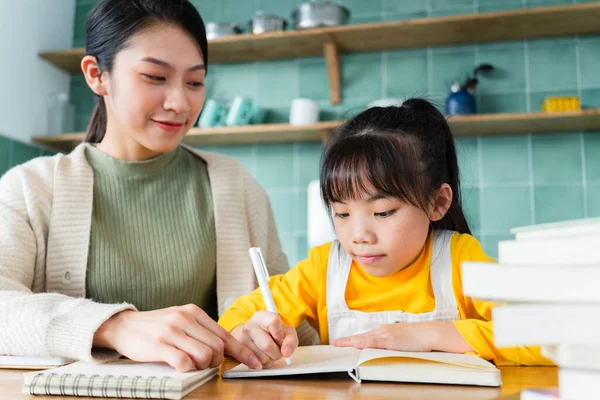 Ázsiai Anya Lánya Tanul Együtt Otthon — Stock Fotó