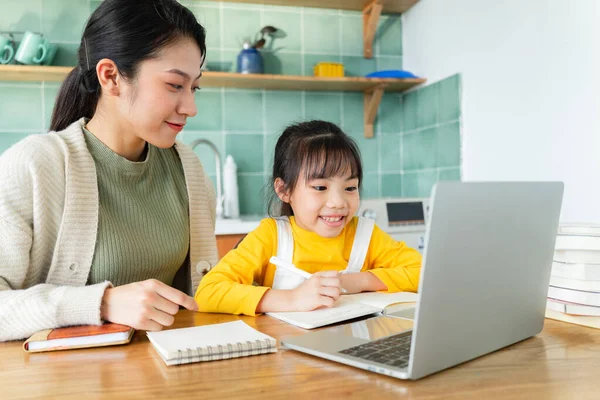 Ázsiai Anya Lánya Tanul Együtt Otthon — Stock Fotó
