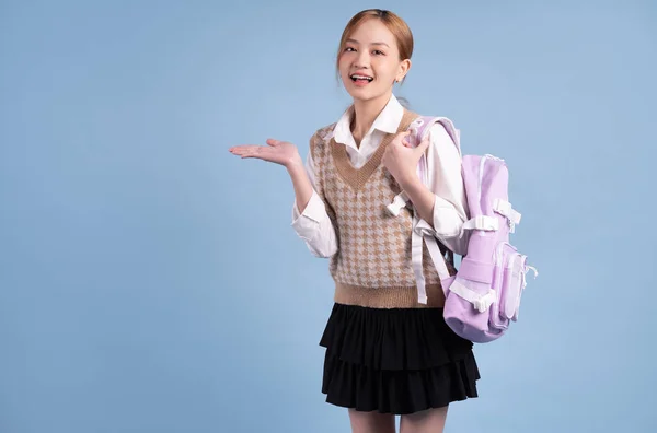 Молода Дівчина Азіатської Середньої Школи Синьому Фоні — стокове фото